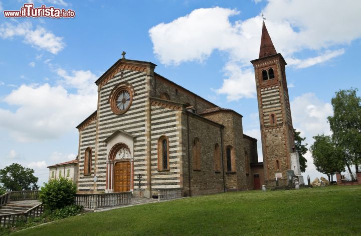 Immagine La chiesa e il campanile di San Savino, uno dei complessi architettonici più interessanti a Gazzola, Emilia Romagna - © Mi.Ti. / Shutterstock.com