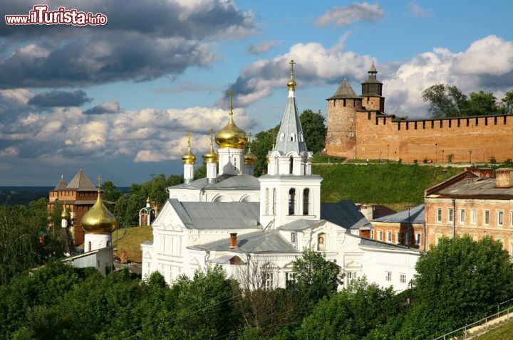 Immagine Una chiesa ortodossa e, sullo sfondo, le imponenti mura cinquecentesche del Cremlino nella città russa di Nizhny Novgorod - foto © LeniKovaleva / Shutterstock.com