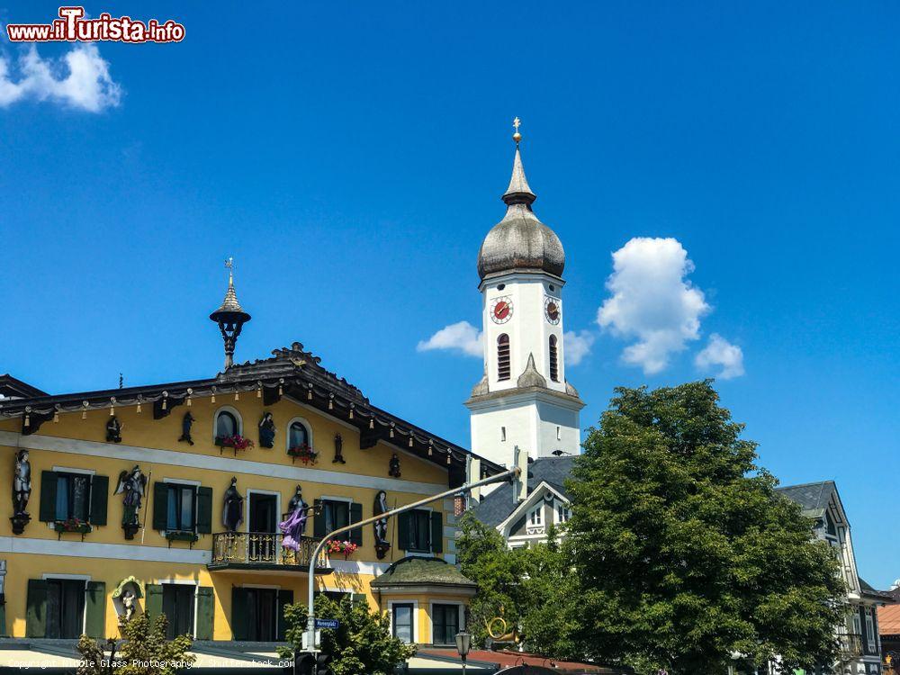 Immagine Chiesa e palazzo antico nel centro storico di Garmisch-Partenkirchen, Baviera (Germania) - © Nicole Glass Photography / Shutterstock.com