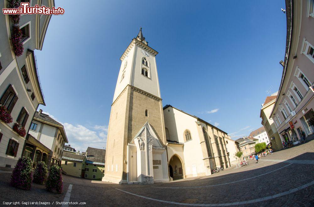 Immagine Chiesa e piazza di Villach, Austria: siamo nella seconda più grande città della Carinzia, regione situata nelle Alpi orientali - © GagliardiImages / Shutterstock.com