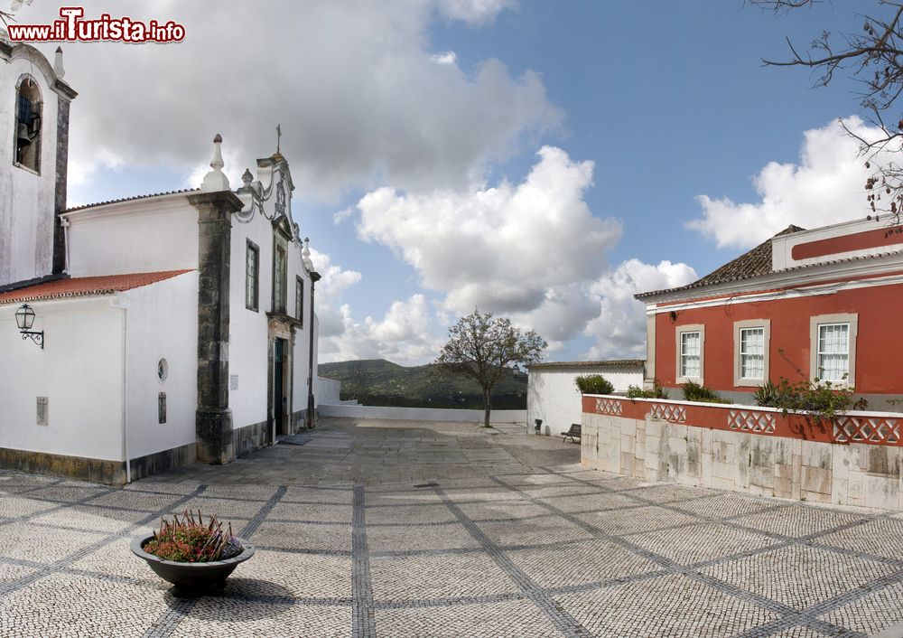 Immagine Chiesa e sagrato di Sao Bras de Alportel, Portogallo. Dall'ampio sagrato dell'edificio religioso si può ammirare il paesaggio che circonda questo borgo dell'Algarve.