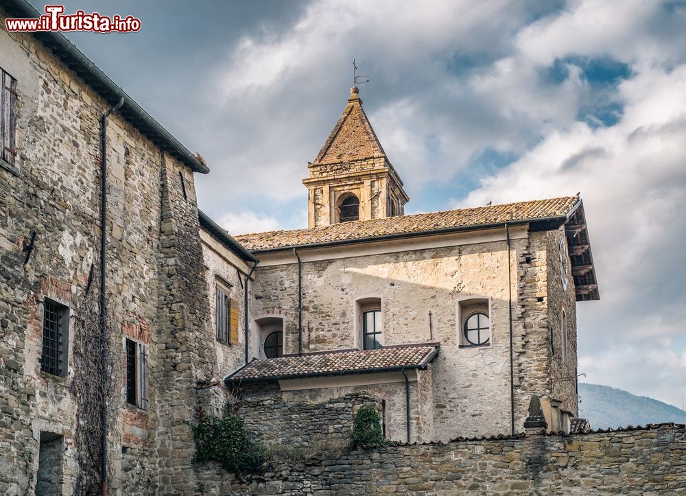 Immagine Chiesa e torre campanaria a Cusercoli, Civitella di Romagna, Emilia Romagna.