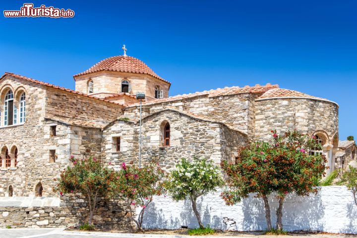 Immagine La chiesa di Ekatontapiliani, a Paros, è fra i monumenti bizantini più importanti delle Cicladi e dell'intera Grecia. Si trova a circa 200 metri dal porto del capoluogo di Paros, Parikia. Dedicata alla Vergina Maria, ogni anno il 15 Agosto ospita eventi religiosi: secondo la tradizione la chiesa sarebbe stata fondata nel IV° secolo d.C. da Sant'Elena, madre di San Costantino, imperatore dell'impero bizantino. Al suo interno si possono ammirare la suggestiva cupola, le vecchie icone bizantine e altri oggetti religiosi; nel porticato si trovano invece un museo e un negozio che vende libri religiosi - © Dafinka / Shutterstock.com