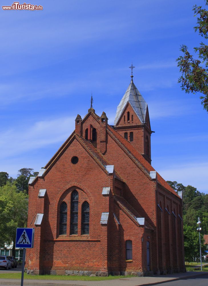 Immagine La chiesa evangelica luterana a Juodkranté, Lituania. Costruito in mattoni a vista, l'edificio religioso si presenta con una facciata austera e sorge nel centro cittadino.