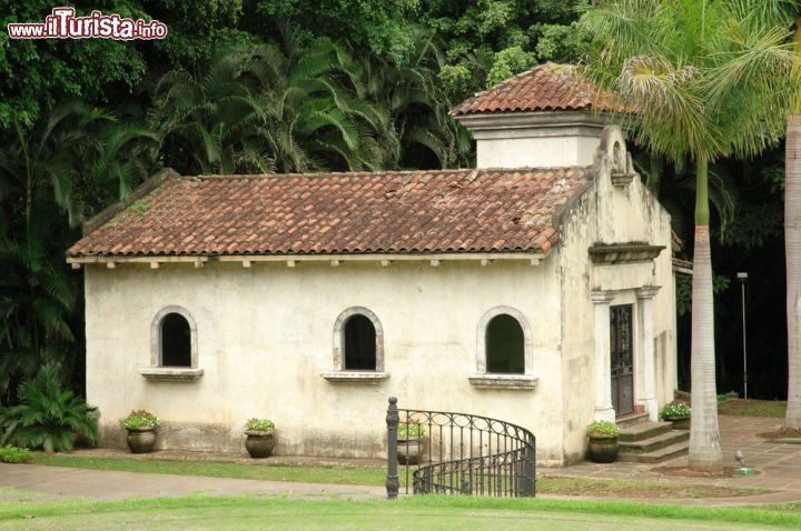 Immagine Chiesetta con giardini tropicali a San José, Costa Rica. Una graziosa chiesa della capitale circondata da giardini lussureggianti  - © Steve Cukrov / Shutterstock.com