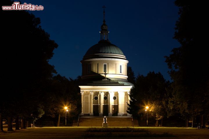 Immagine Chiesa di San Giovanni Vianney a Poznan, Polonia - Fotografia notturna dell'edificio religioso dedicato a San Giovanni Vianney, presbitero francese patrono dei parroci © Radoslaw Maciejewski / Shutterstock.com