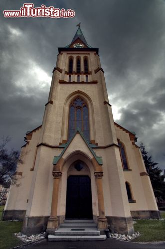 Immagine Chiesa gotica a Weingarten, Germania - La facciata rosa di un antico edificio religioso che si innalza nella città del Baden-Wurttemberg © lkpro / Shutterstock.com