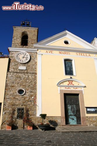 Immagine Chiesa in centro ad Agropoli, Campania - Una delle chiese della città salernitana: la torre campanaria è impreziosita da un orologio © onairda / Shutterstock.com