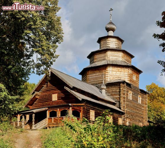 Immagine Una chiesa in legno nei dintorni di Nizhny Novgorod, Russia. Girando per le campagne è possibile scorgere molti edifici costruiti secondo i canoni dell'architettura tradizionale russa - foto © tatif55 / Shutterstock.com