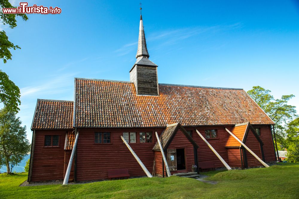 Immagine Chiesa in legno nei pressi di Kristiansund, Norvegia.