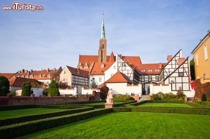 Immagine Chiesa sull'isola di Ostrow Tumski a Breslavia, Polonia - E' la parte più antica della città ed è circondata dalle acque dell'Oder: Ostrow Tumski è costituita dal borgo antico di Breslavia e racchiude al suo interno splendidi monumenti architettonici come la bella chiesa fotografata in questa immagine © CCat82 / Shutterstock.com