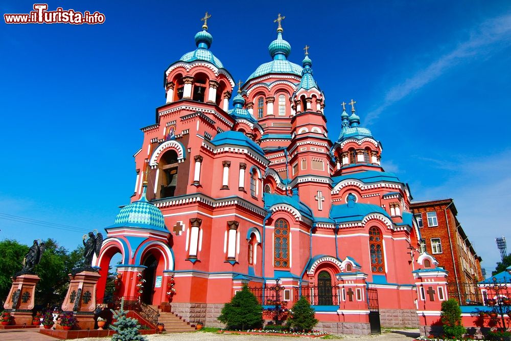 Immagine La Chiesa Kazansky di Irkutsk ha una struttura particolarmente imponente e scenografica, con muri rosa salmone e cupole azzurre a scacchi.