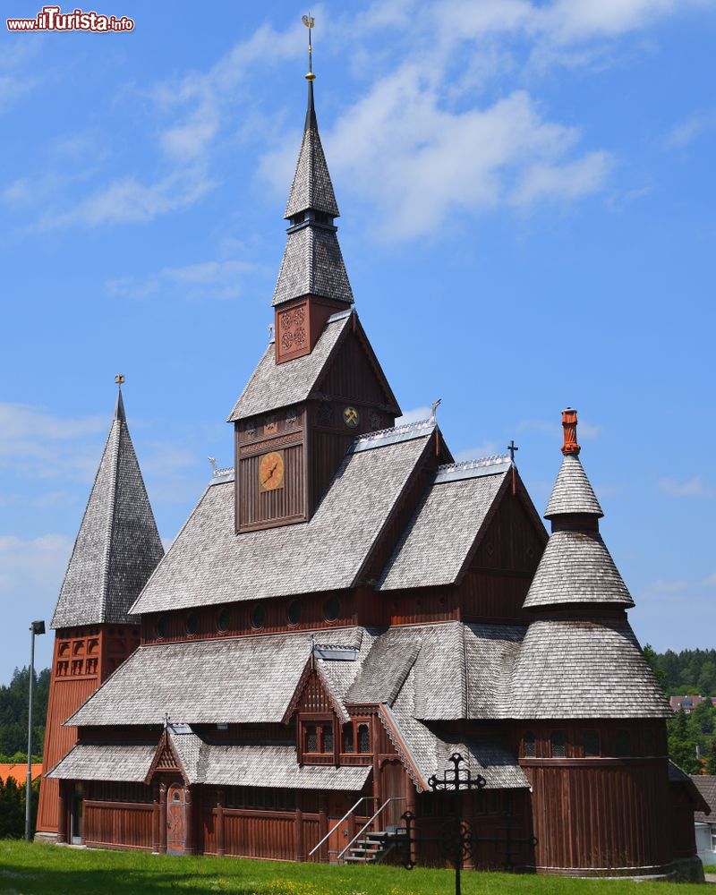 Immagine La chiesa luterana Gustav Adolf Stave a Hahnenklee, un sobborgo di Goslar (Germania). Questa bella chiesetta in legno si trova nelle montagne di Harz, in una celebre località di vacanze.
