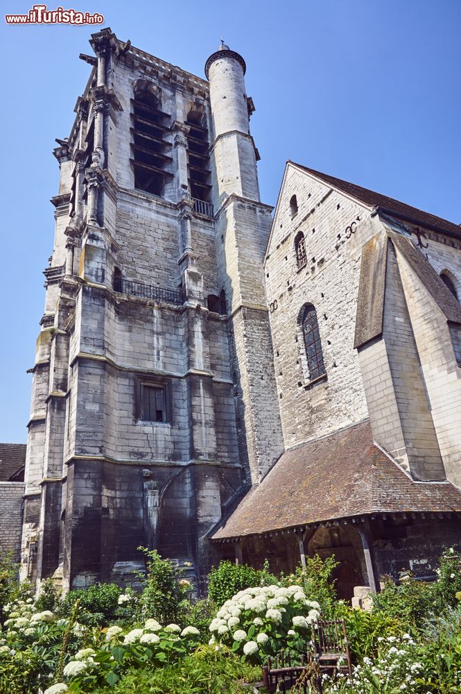 Immagine Chiesa medievale con giardino nel centro di Troyes, Francia.