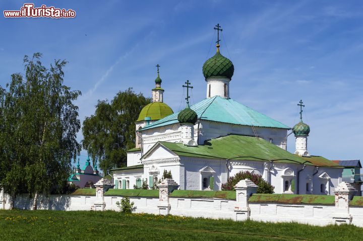 Immagine Città d'origine della dinastia Romanov, Kostroma accoglie sul suo territorio importanti luoghi di culto fra cui la chiesa della Natività considerata una delle più suggestive dal punto di vista delle tonalità utilizzate per dipingerne cuole e tetti a spiovente  - © Borisb17 / Shutterstock.com