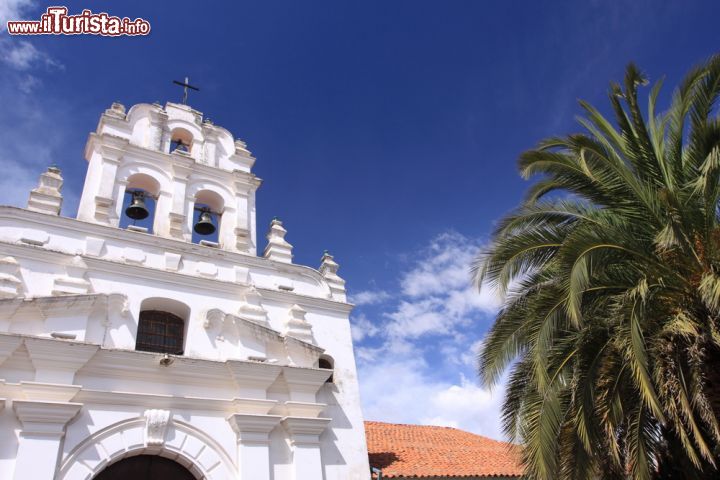 Immagine Il particolare di una chiesa nel centro storico di Sucre (Bolivia), con il consueto colore bianco che caratterizza la città - foto © gary yim / Shutterstock