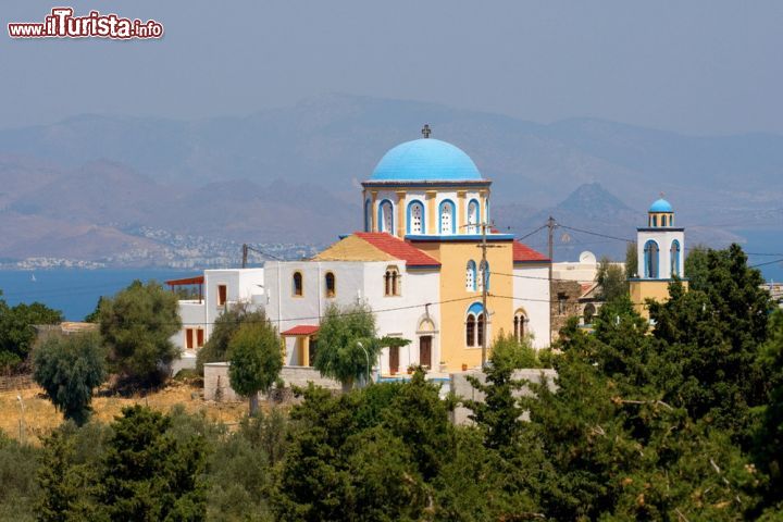 Immagine Una tradizionale chiesa greca sull'isola di Kos, Dodecaneso, con le cupole azzurre - © Jjustas / Shutterstock.com