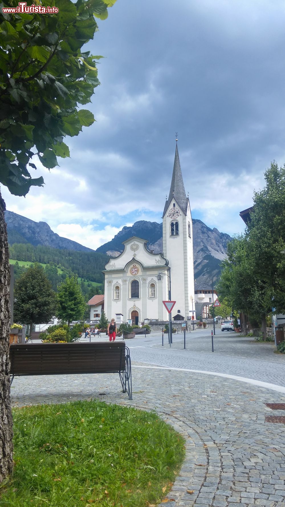 Immagine Chiesa Parocchiale a San Viglilio di Marebbe, Trentino Alto Adige. Gotica ma ricostruita in stile rococò fra il 1781 e il 1782, questa graziosa chiesetta si presenta con il solo campanile come elemento originale.