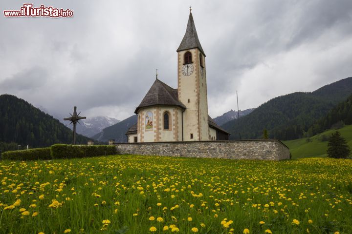 Immagine Chiesa Parrocchiale di Braies, nel villaggio di San Vito in Alto Adige - © Ph0neutria / Shutterstock.com