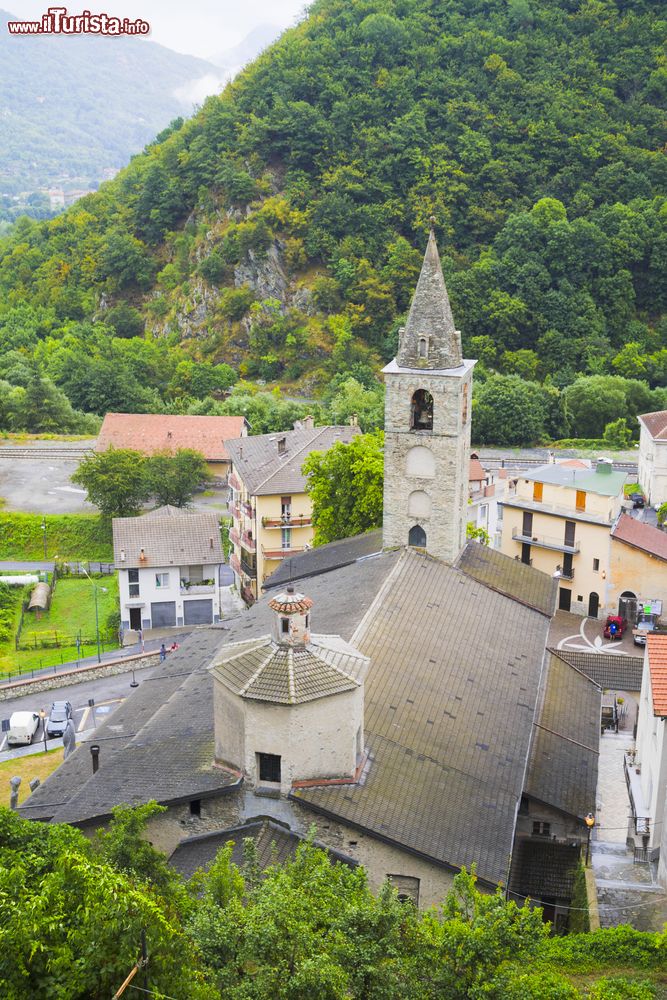 Immagine La chiesa parrocchiale di San Martino a Ormea, Piemonte, Italia. Risale all'XI° secolo questa bella collegiata con struttura romanica ospitata nella città di Ormea. Ha tre navate separate da due file di 4 pilastri a sezione quadrata e al suo interno accoglie preziose opere d'arte fra cui l'altare maggiore in marmo policromo.