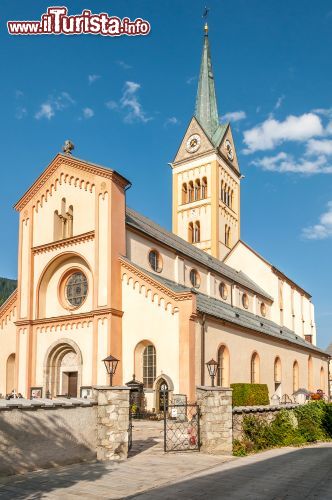 Immagine La chiesa parrocchiale in centro a Radstadt Austria- © milosk50 / Shutterstock.com