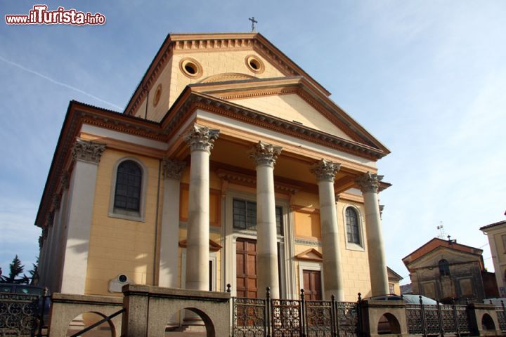 Immagine La Chiesa Parrocchiale di Oleggio - © Alessandro Vecchi - CC BY-SA 3.0,