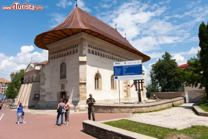 Immagine Turisti di fronte alla chiesa polacca di Suceava, in Romania. La comunità polacca è stata strociamente una delle più importanti in città - foto © Mirek Nowaczyk / Shutterstock.com