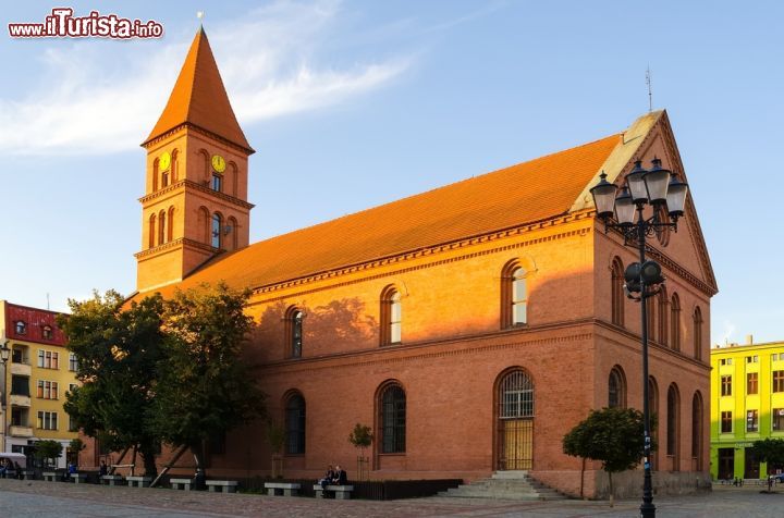 Immagine Chiesa protestante alla Nuova Piazza del Mercato di Torun, Polonia. Fotografata al tramonto, questa costruzione è una fra le più antiche della città - © MagMac83 / Shutterstock.com