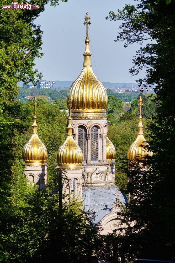 Immagine La chiesa russo-ortodossa sul Neroberg a Wiesbaden, Germania. Le cupole d'oro e le suggestive icone russe che ne decorano l'interno la rendono uno degli edifici religiosi più visitati della città.