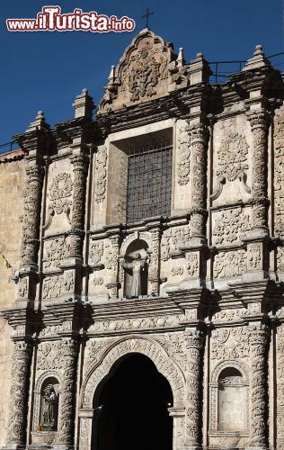 Immagine Facciata della chiesa di San Francisco a La Paz, Bolivia. Costruita in stile barocco, la chiesa di San Francesco è uno dei monumenti più importanti di La Paz. E' stata consacrata nel 1758 - © chiakto / Shutterstock.com