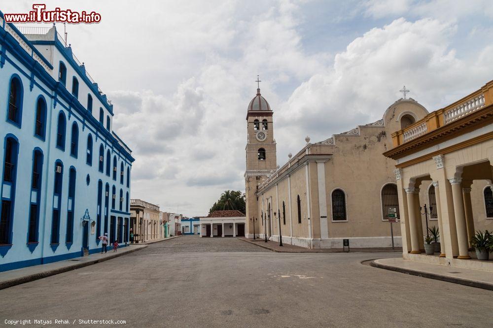 Immagine La chiesa di San Salvador si affafaccia su Plaza del Himno Nacional a Bayamo, Cuba - © Matyas Rehak / Shutterstock.com