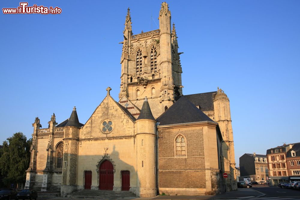 Immagine La chiesa di Santo Stefano (Saint-Etienne) a pochi passi dal porto della cittadina di Fécamp, in Normandia.