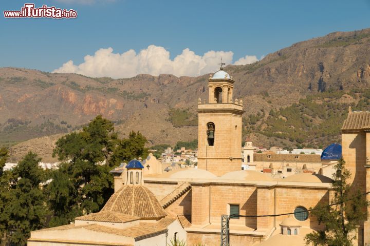 Immagine Chiese antiche di Orihuela sotto il sole del Mediterraneo, Spagna. Il dettaglio dei tetti e del campanile di questi edifici religiosi spicca per le cupole di colore blu azzurro