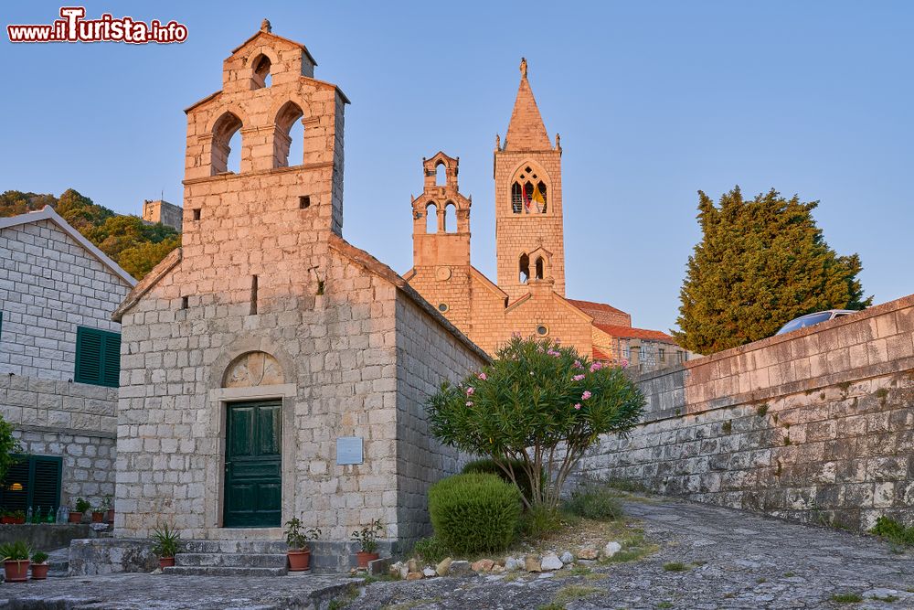 Immagine Chiese medievali in pietra sull'isola di Lagosta in Croazia