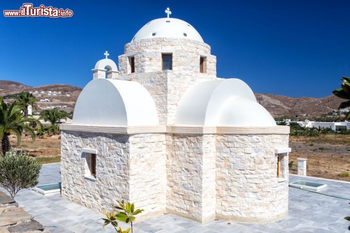 Immagine Bianco candido per l'esterno di questa graziosa chiesetta che si innalza solitaria a Paros, nelle Cicladi.  © Dafinka / Shutterstock.com