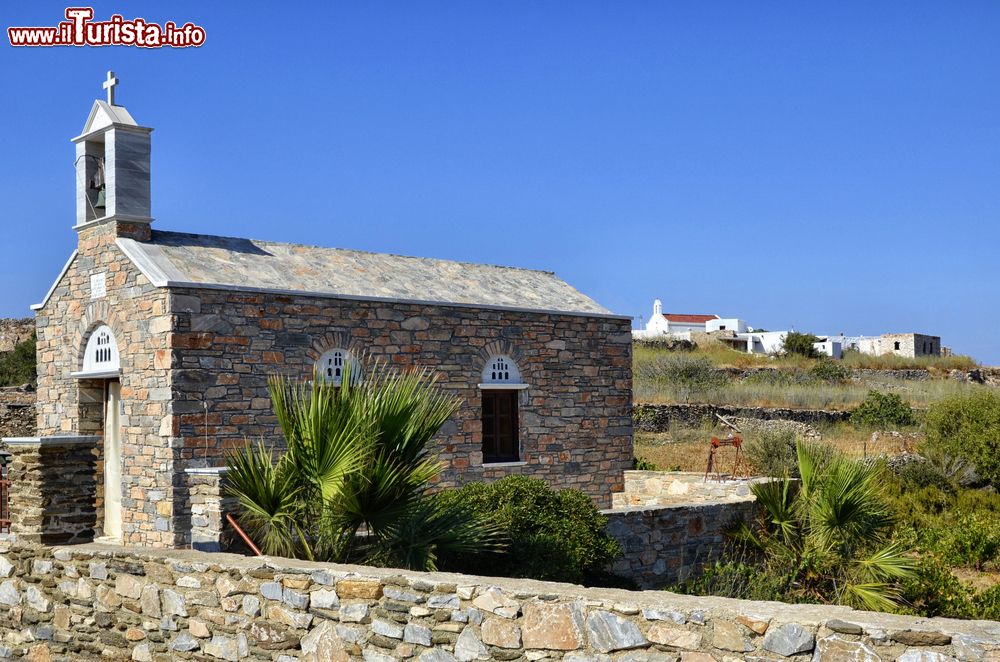 Immagine Chiesetta con rivestimento in pietra sull'isola di Syros, Grecia.