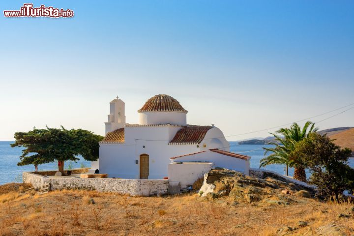 Immagine Chiesetta di Panagia Flampouriani a Kythnos, Grecia. Ha una bella cupola in maiolica la chiesa dedicata alla Vergine Maria di Flampouriani - © Michael Paschos / Shutterstock.com