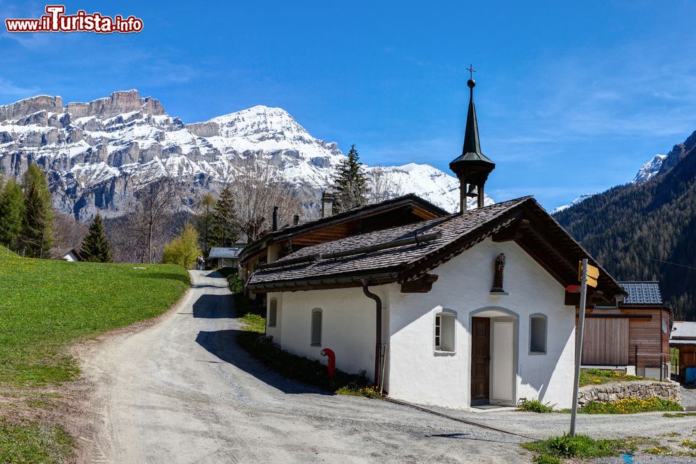 Immagine Una chiesetta immersa nel paesaggio alpino vicino a Leukerbad, cantone del Vallese, Svizzera.