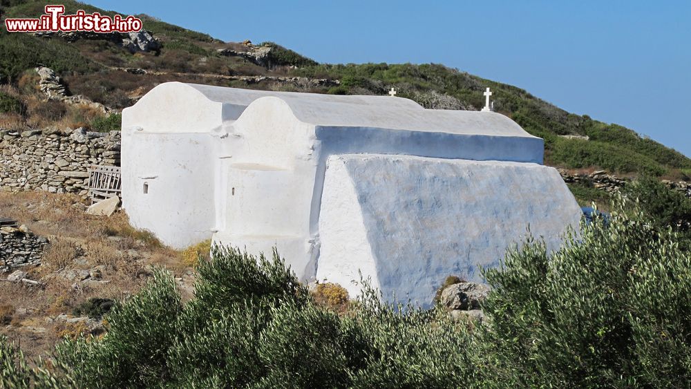 Immagine Chiesetta nei pressi del villaggio di Chora a Amorgos, Grecia. Uno degli edifici religiosi che spuntano all'improvviso in questo territorio ancora legato al passato e alle tradizioni.