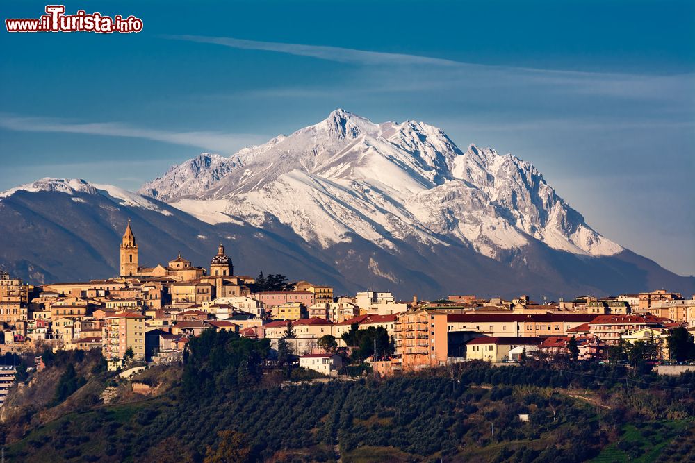 Immagine La città di Chieti in Abruzzo. Alle sue spalle l'inconfondibile sagoma del Gran Sasso.