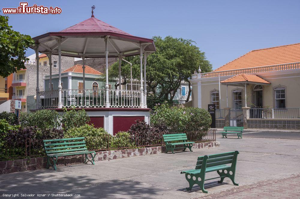 Immagine Il chiosco sulla Praça Amilcar Cabral di Mindelo, isola di Sao Vicente, Capo Verde - © Salvador Aznar / Shutterstock.com