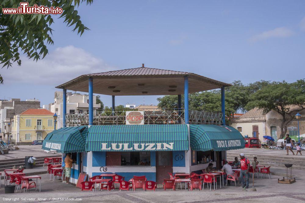 Immagine Il chiosco bar e ristorante sulla Praça da Estrela a Mindelo, capoluogo di Sao Vicente a Capo Verde - © Salvador Aznar / Shutterstock.com