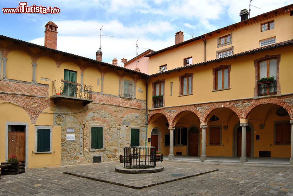 Immagine Chiostro Abbazia di San Michele a Monghidoro, Appennino Emiliano - © Rodrigotebani - CC BY-SA 3.0, Wikipedia