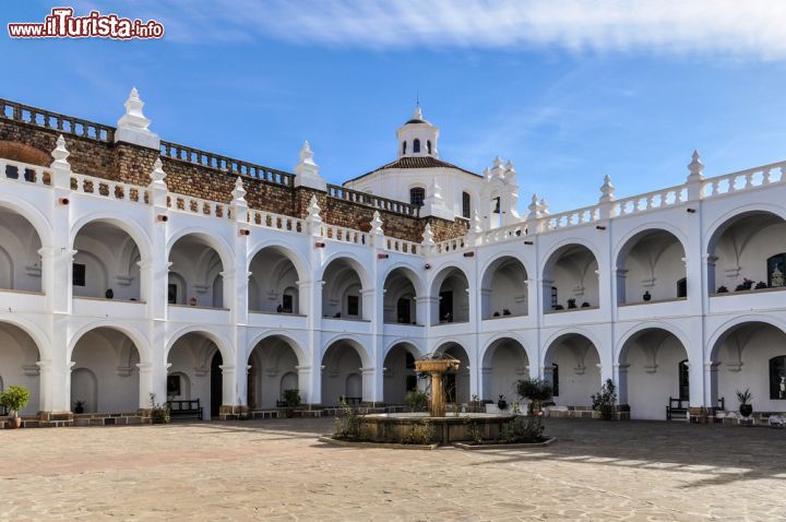 Immagine Il chiostro del convento di San Felipe Neri con la sua splendida architettura, un vero gioiello della città di Sucre (Bolivia) - foto © kovgabor / Shutterstock