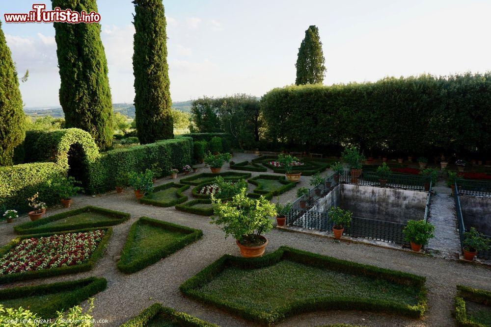 Immagine Il chiostro della Certosa di Pontignano, presso Ponte a Bozzone, nel comune di Castelnuovo Berardenga (Siena) - © pugajl / Shutterstock.com