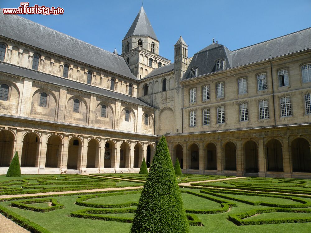 Immagine Chiostro dell'Abbazia degli Uomini a Caen, Francia. Edificata sotto il regno di Guglielmo il Conquistatore nel 1066, fu ricostruita nel XVIII° secolo. E' il simbolo della città di Caen.