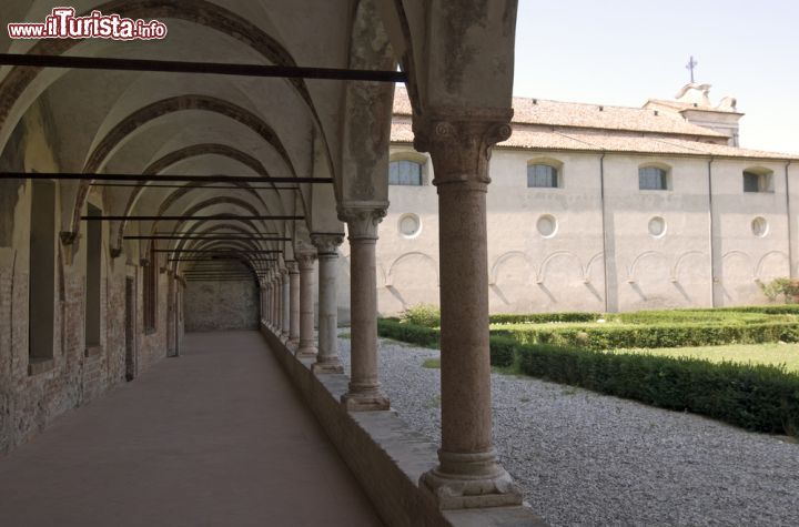 Immagine Uno dei tre chiostri del complesso abbaziale di Polirone San Benedetto Po - © Claudio Giovanni Colombo / Shutterstock.com