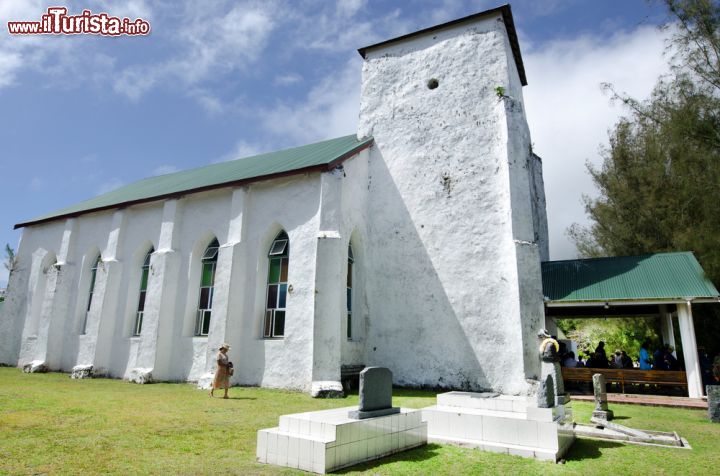 Immagine La vista laterale della grande chiesa cristiana di Avarua (CICC) - © ChameleonsEye / Shutterstock.com