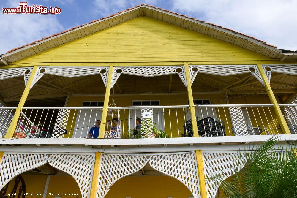 Immagine Cienfuegos, Cuba: gente che chiacchiera sul balcone di un edificio coloniale di legno nella città caraibica - © Stefano Ember / Shutterstock.com