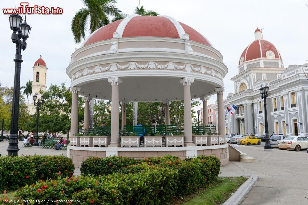 Immagine La "glorieta" di Parque Martì, la piazza principale di Cienfuegos, Cuba. Sull sfondo anche il Palacio de Gobierno e il campanile della Cattedrale - © Stefano Ember / Shutterstock.com